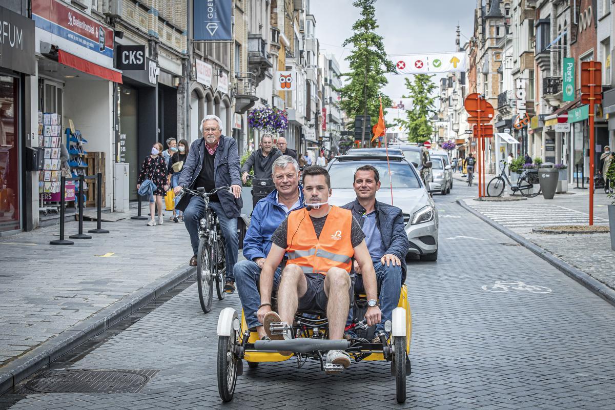 In de Ooststraat moet Koning Auto vrede nemen met de tweede plaats wanneer de fietstaxi passeert. (foto Joke Couvreur)
