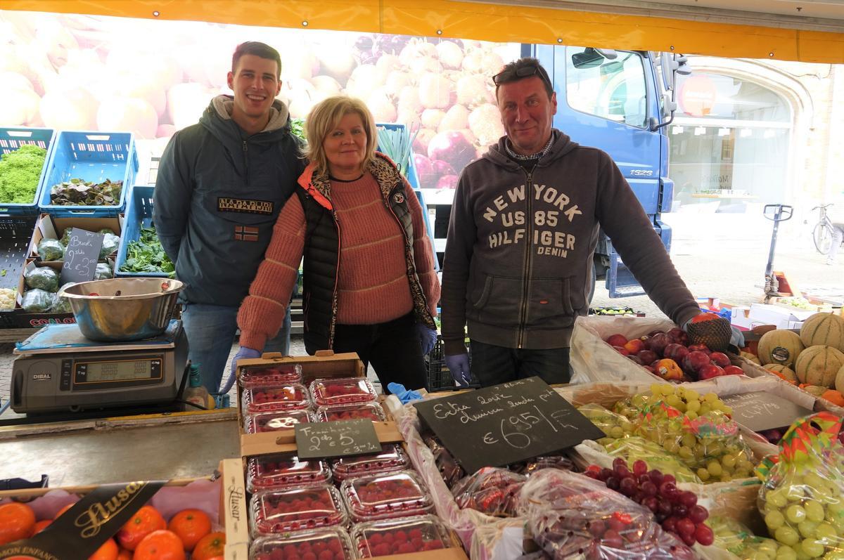 Gilles, Martine en Henrik in hun groenten- en fruitkraam.