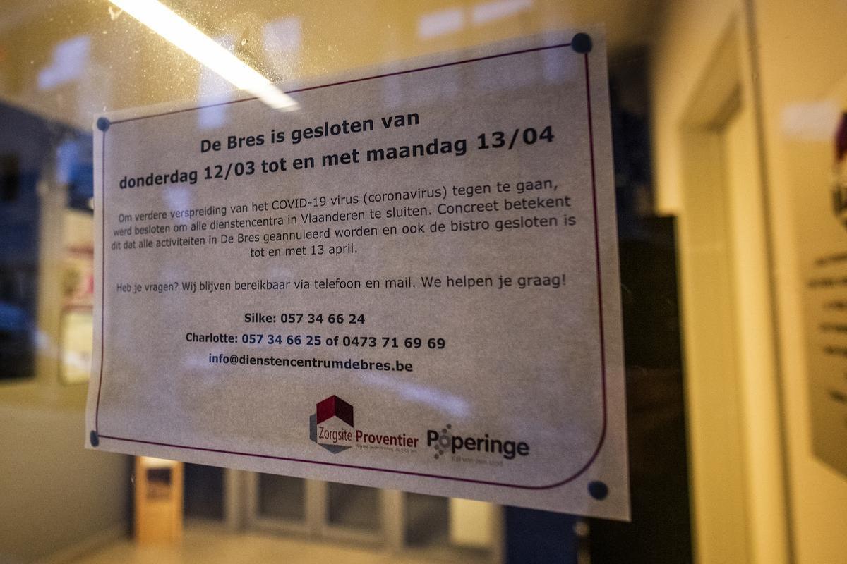 Een briefje aan het venster waarschuwt bezoekers van De Bres.