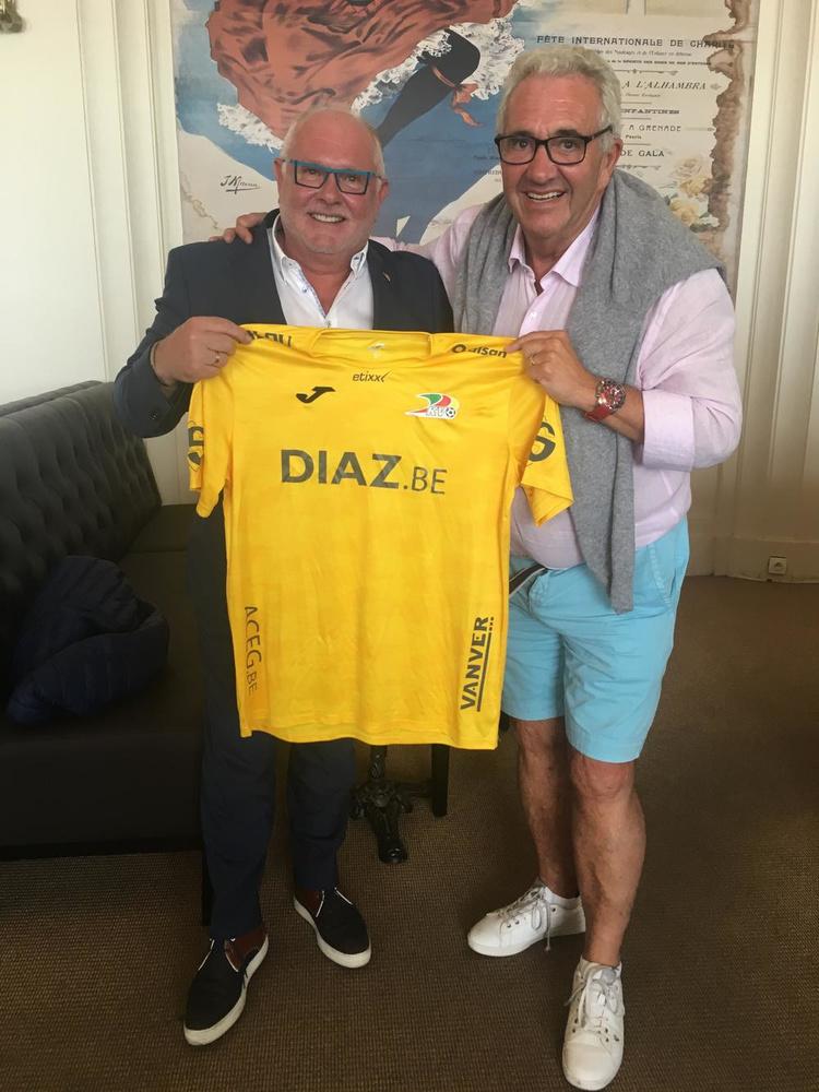 Patrick Orlans en Frank Dierckens poseren met het shirt waarmee KVO zal spelen tot de club een stabiele hoofdsponsor vindt.