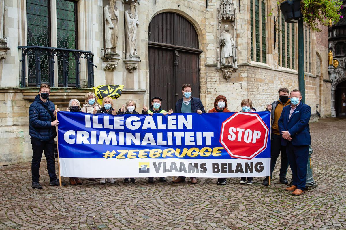 Het Vlaams Belang hield een actie aan het stadhuis tegen illegale vluchtelingen. (Foto Davy Coghe)