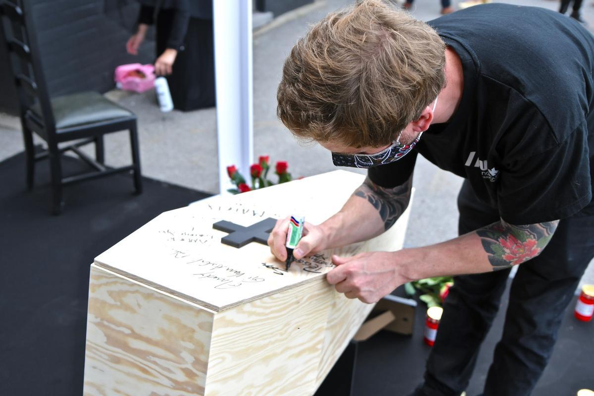 West-Vlaamse standenbouwers organiseren symbolische begrafenis voor beurzensector