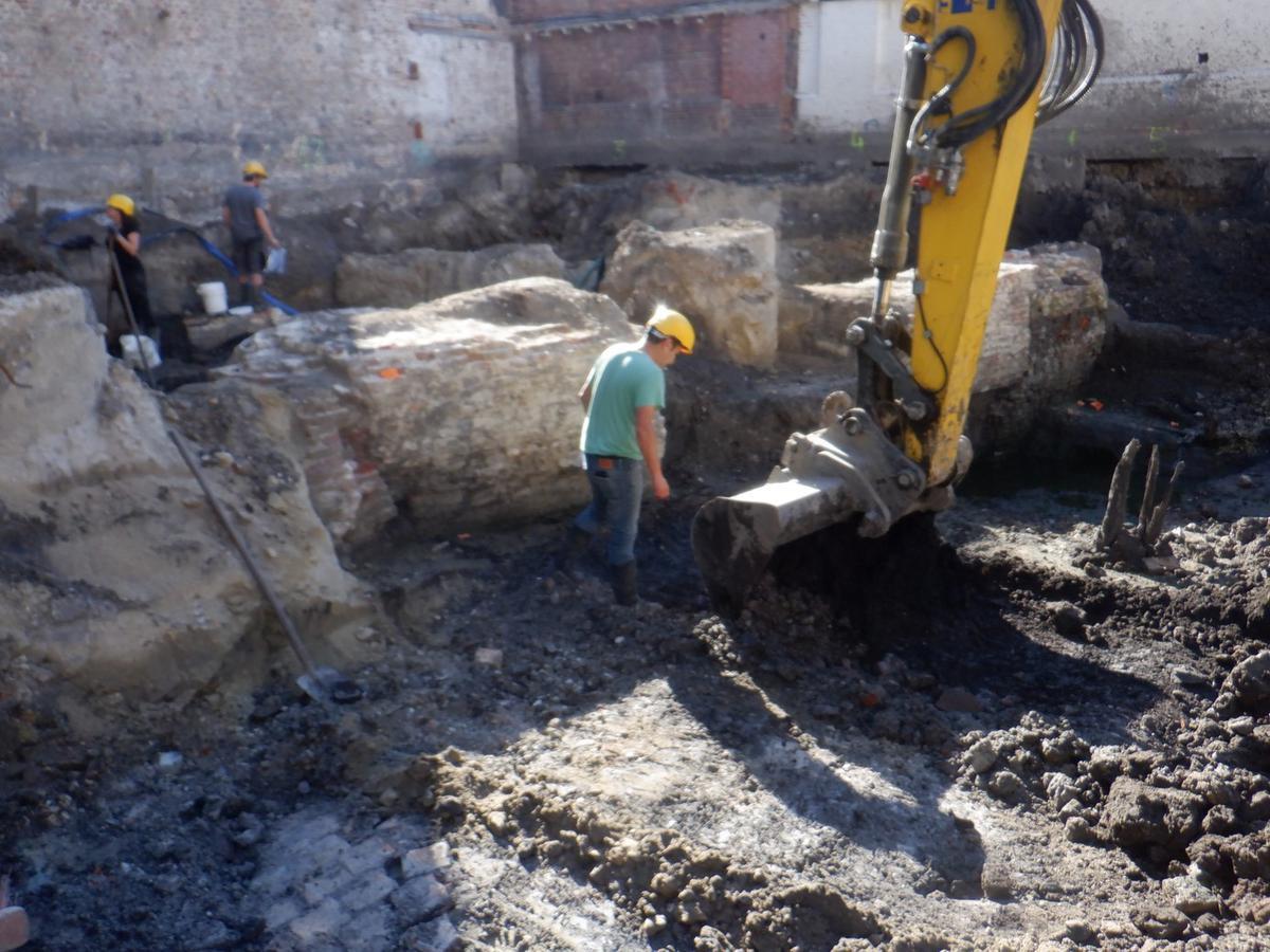 Archeologen vinden lijk en dobbelstenen bij opgravingen in Brugge