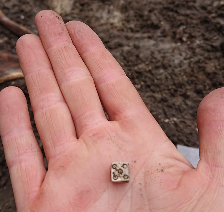 Archeologen vinden lijk en dobbelstenen bij opgravingen in Brugge