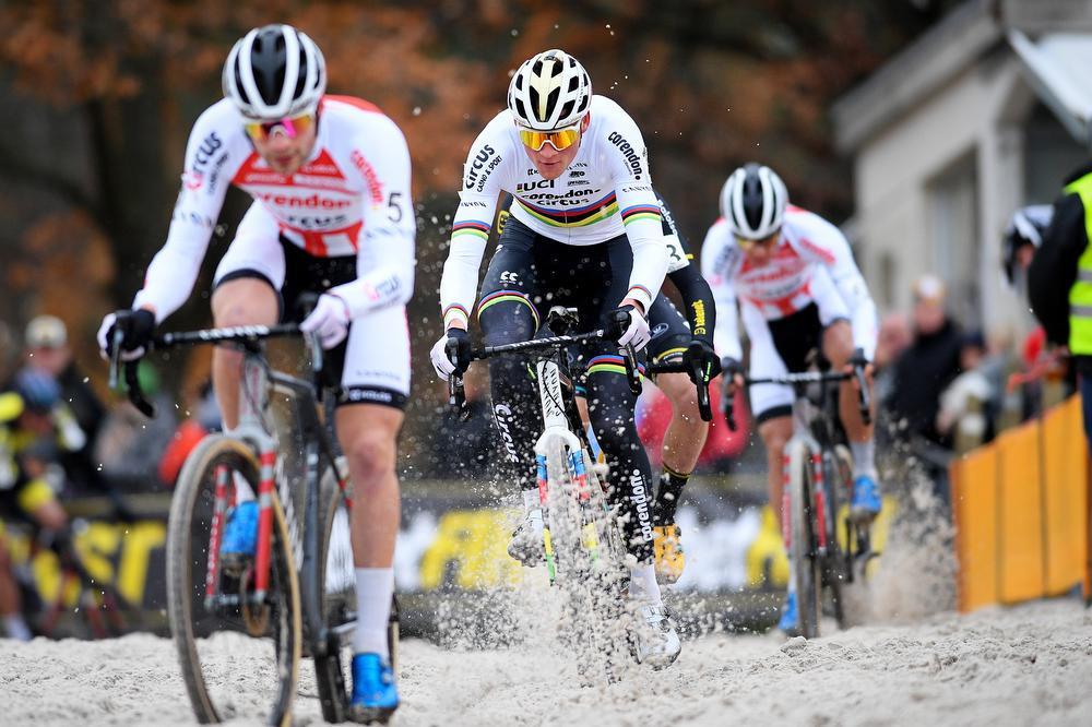 Mathieu van der Poel trekt door in de zandstrook.
