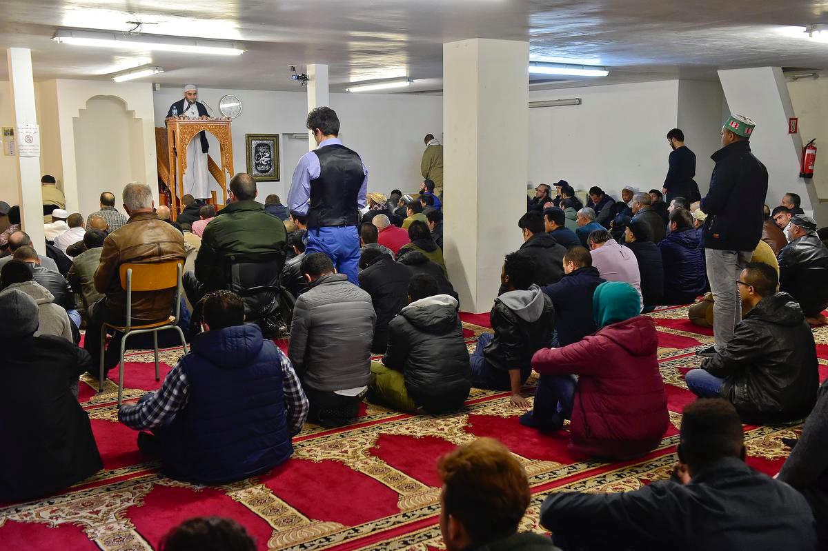 Een beeld uit de El Nour-moskee in Roeselare. Krijgen de Tieltse moslims straks hun eigen gebedshuis?