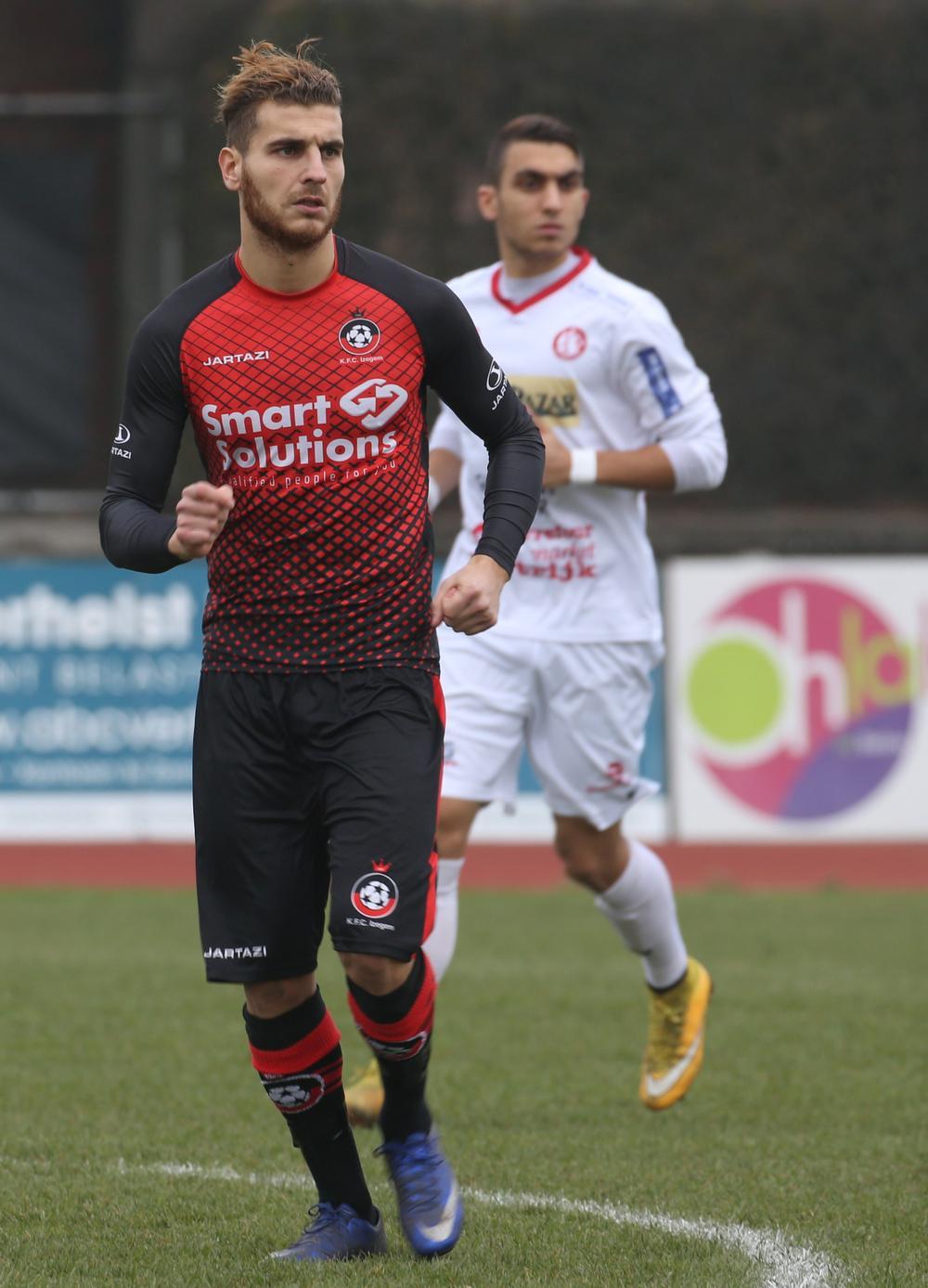 Sofiane Oumedjeber van KFC Izegem, met op de achtergrond zijn broer Mehdi bij FC Gullegem. (Foto Bart)