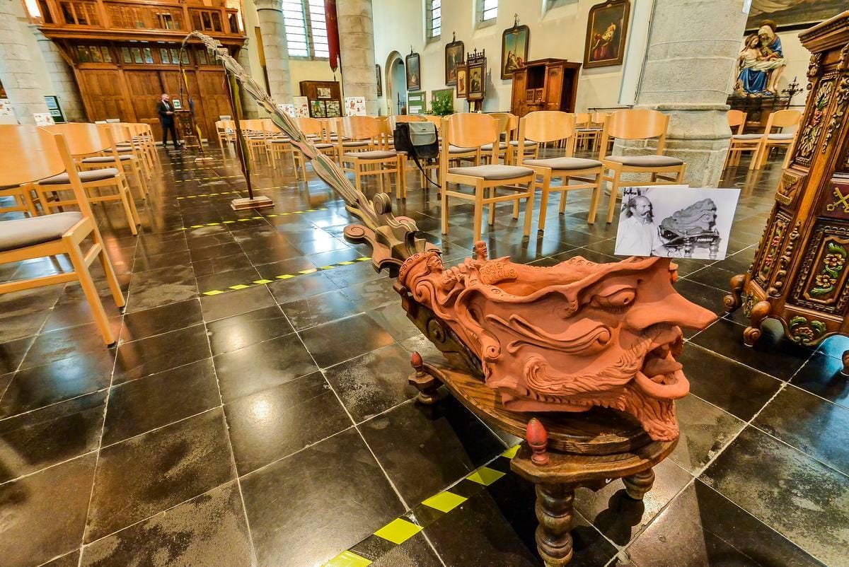 Rogier Clicque lukte het om de grootste pijp (in aardewerk) ter wereld te maken. Lengte: 13,65 meter.