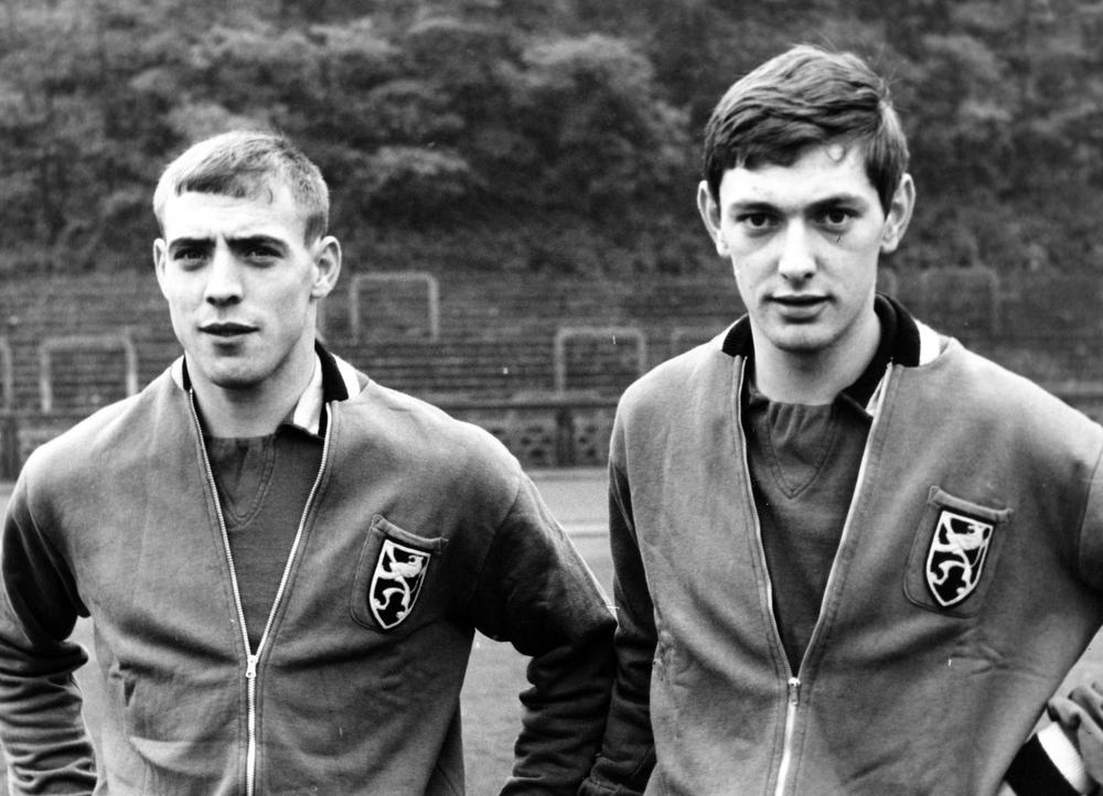 Een beeld uit 1966 van Clubicoon Raoul 'Lotte' Lambert (links) samen met Erwin Vandendaele, die na tien seizoenen bij blauw-zwart voor Anderlecht koos. (Foto Belga)
