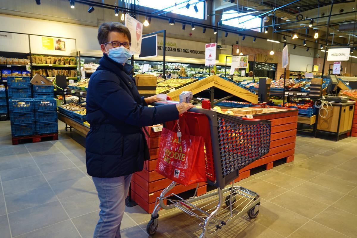 Myriam Dehespeel is erg blij dat haar favoriete supermarkt weer open is.