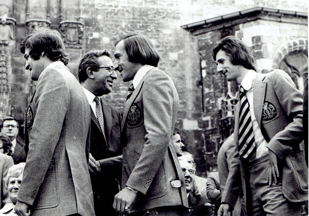 Kurt Axelsson bij de de viering van de tweede landstitel voor Club ooit in 1973 tussen Johan Devriendt en Georges Leekens.