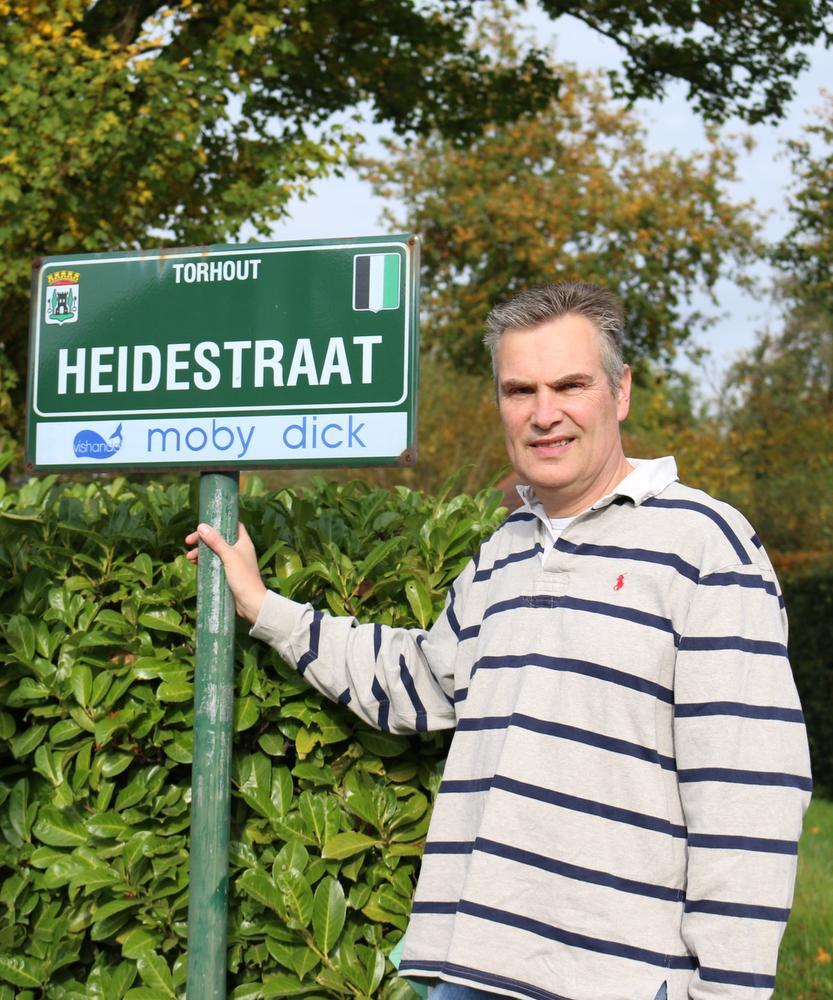 Sjoerd de Roos bij het straatnaambord van de Heidestraat. 