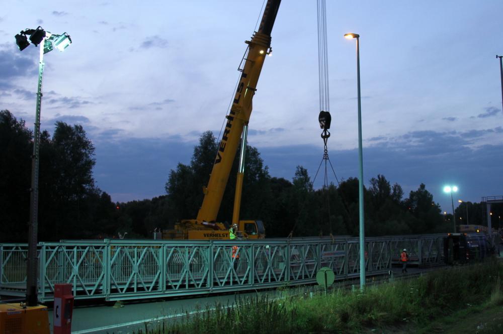 Maandagavond en -nacht werd de brug gemonteerd en op zijn plaats gelegd.
