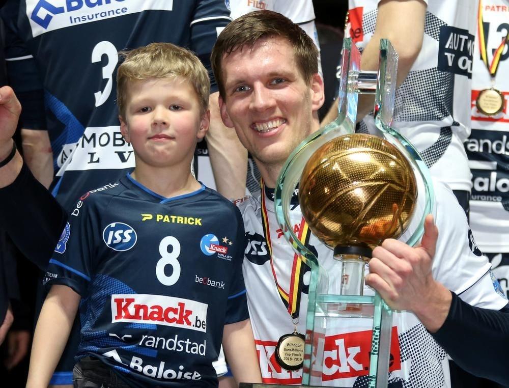 Matthijs Verhanneman viert de bekerwinst met zijn zoontje.
