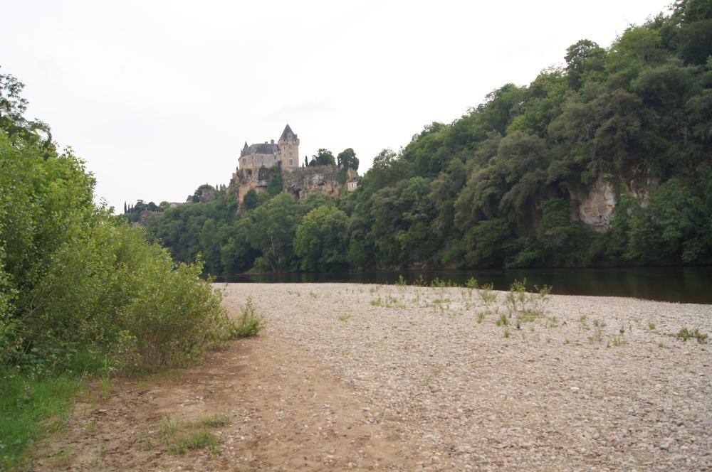 Een keienstrandje aan de oevers van de Dordogne.
