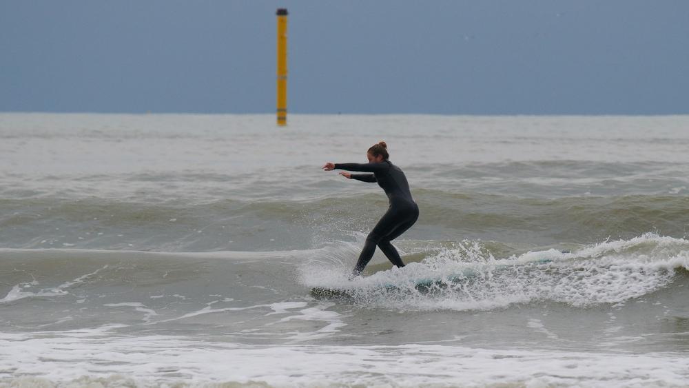 Drie West-Vlamingen zijn eerste Belgen ooit op WK longboard surfen