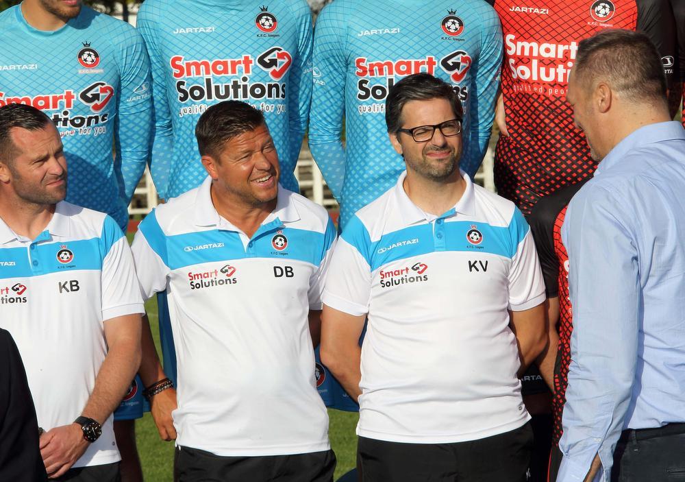Mario David (rechts) met de huidige Izegemse trainersstaf. Bruno Debo centraal blijft niet aan, zijn assistenten Kurt Berton (links) en Kurt Vandoorne (rechts) blijven wel in de staf van de fusieclub.