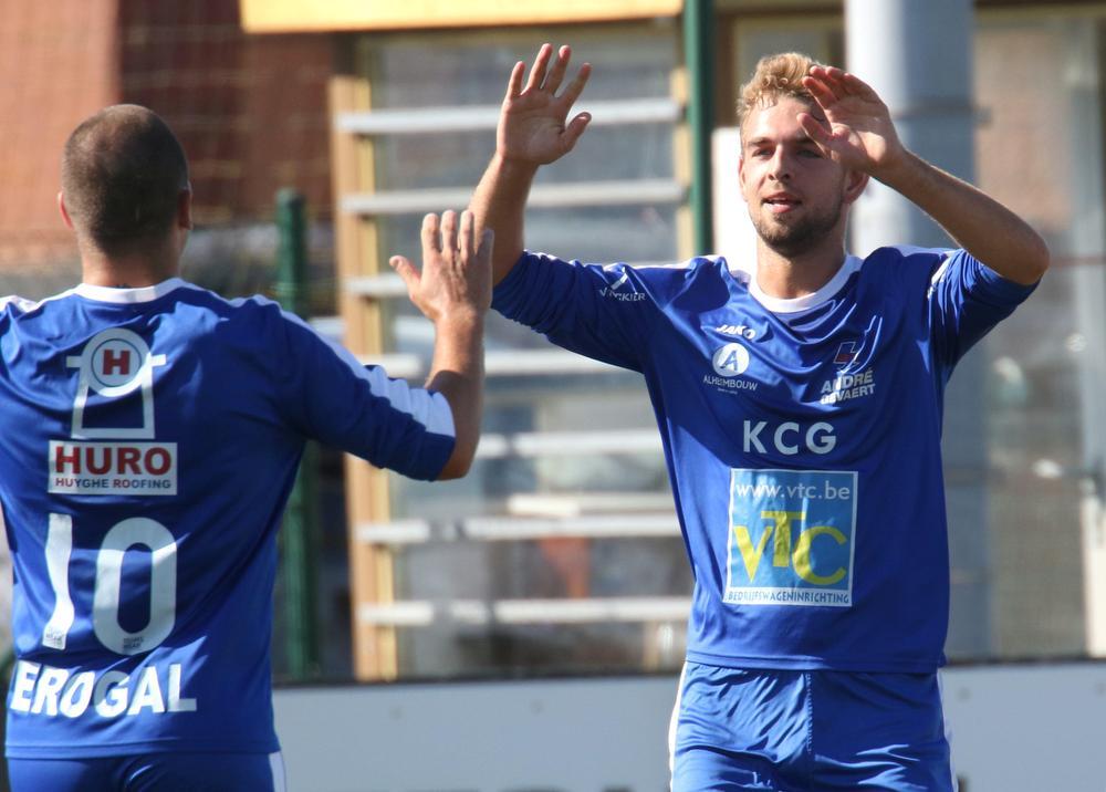 Michiel Tyvaert scoorde het tweede doelpunt voor SK Oostnieuwkerke en wordt gefeliciteerd door Jelle Louage.