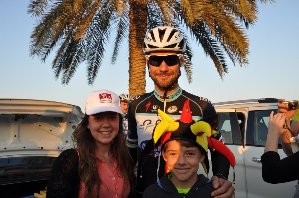 De Ronde van Qatar bracht in het verleden ook al Tom Boonen naar het land. Hij ging met plezier met zijn landgenoten op de foto.