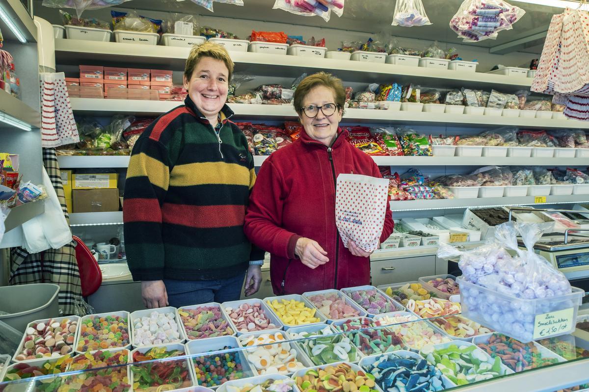 Petra Vankinderen en haar ma Grete Mollet in De Zoete Droom, het snoepkraam dat Petra al sinds 1999 van markt naar markt rijdt.