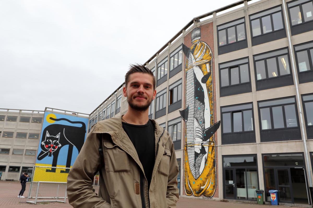 De mural van Wietse op de speelplaats van het Ensorinstituut aan de Blauwkasteelstraat die verkozen werd tot beste Belgische streetart van 2019. Het kunstwerk is zeventien meter hoog. De haai in een fles verwijst naar de problematiek van plastic in oceanen.