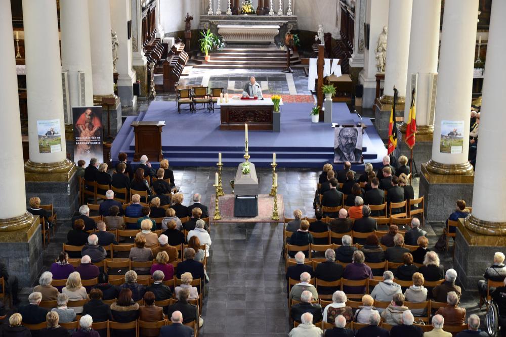Honderden mensen namen afscheid van de oud-burgemeester in de Sint-Vedastuskerk. (Foto KDM)