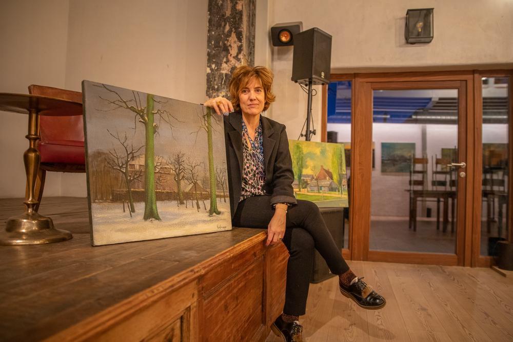 Modejournaliste Veerle Windels uit Tielt organiseert expo met schilderijen van haar oom 