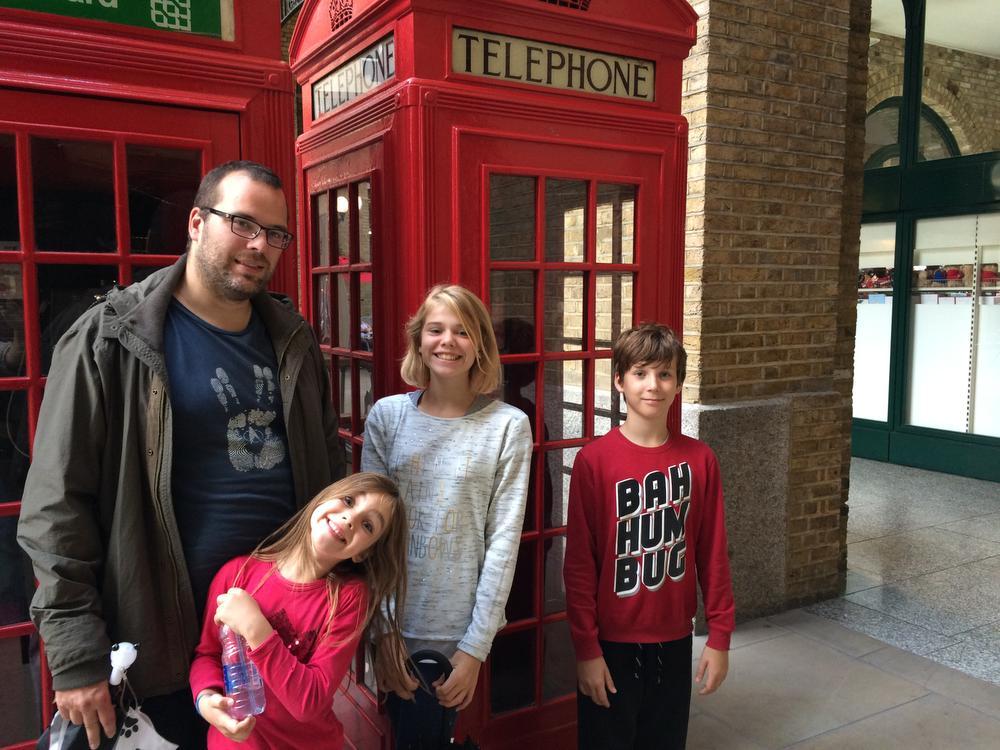 Oxford is een uurtje reizen van London. Hier poseert de rest van de familie voor de typische rode telefooncellen.