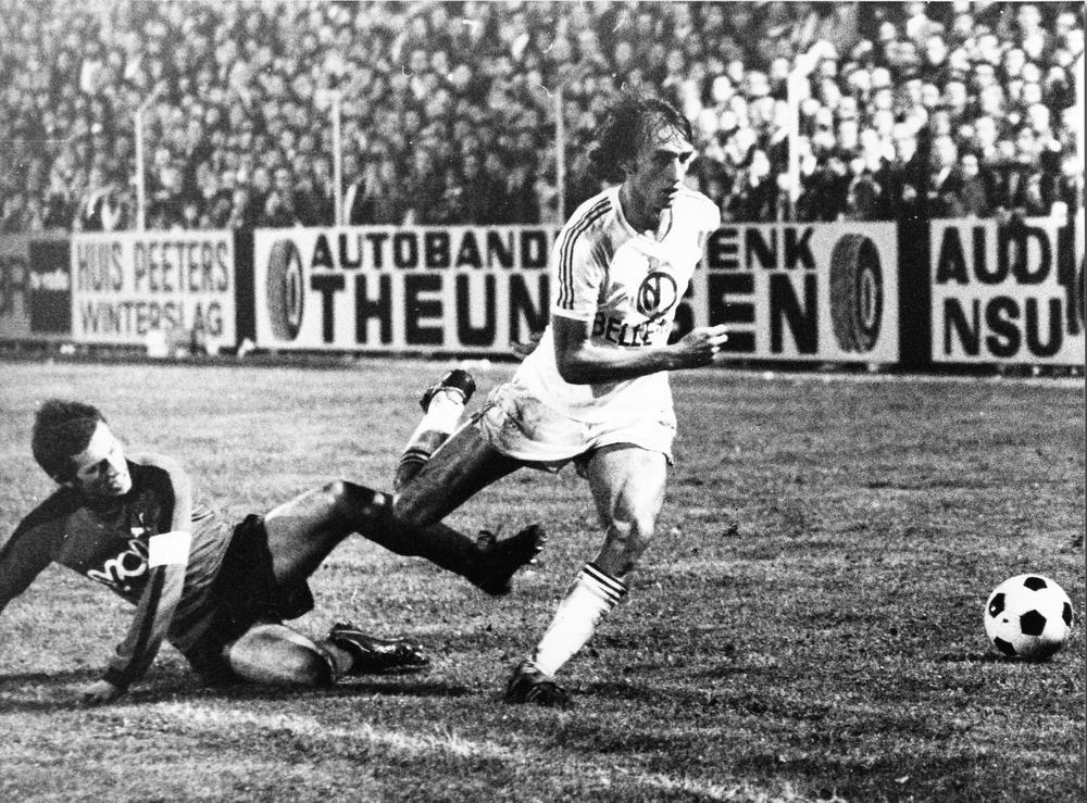 We zien Rob Rensenbrink van Anderlecht een tackle van een speler van KFC Winterslag ontwijken. De foto dateert uit 1976, waarin de Limburgse ploeg de competitie met 0 op 15 begon en later degradeerde.
