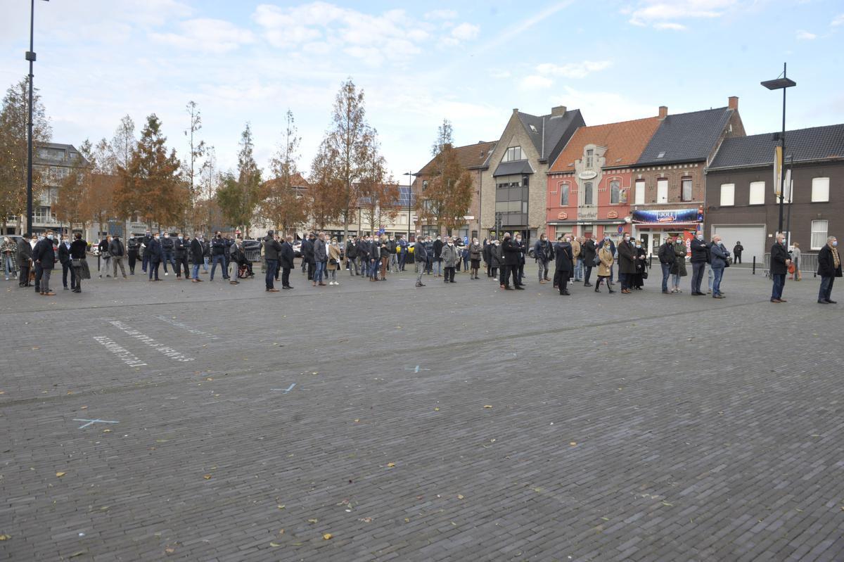 Honderden mensen namen op het marktplein afscheid van Luc Vanhonsebrouck.