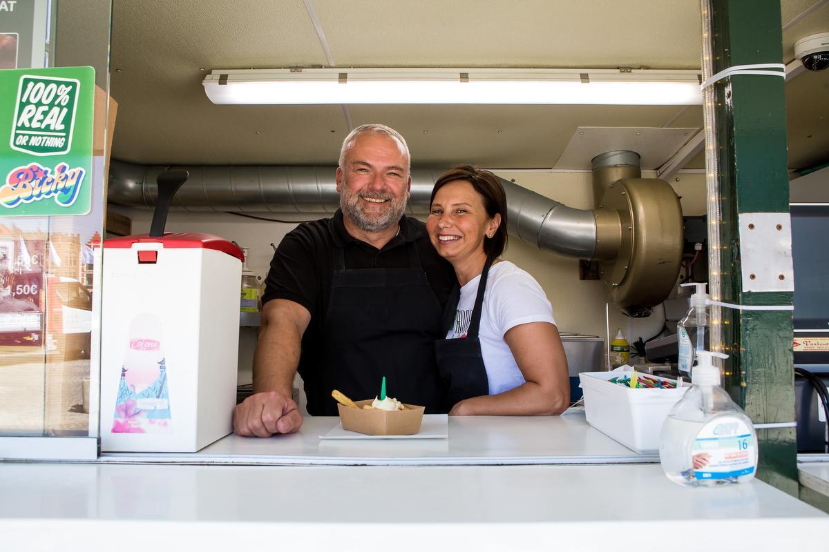 Uitbaters Miguel Boutte en Lidia Mic in hun frituur.