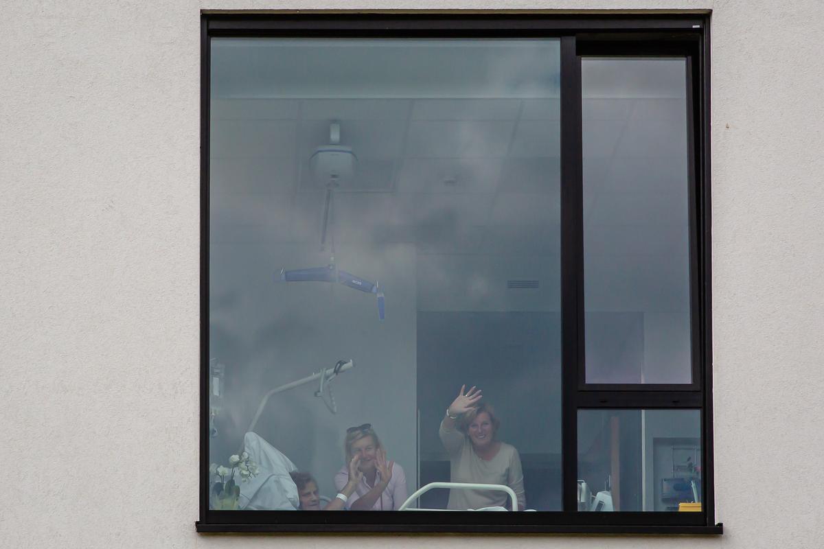 Margriet wuifde terug naar haar familie.