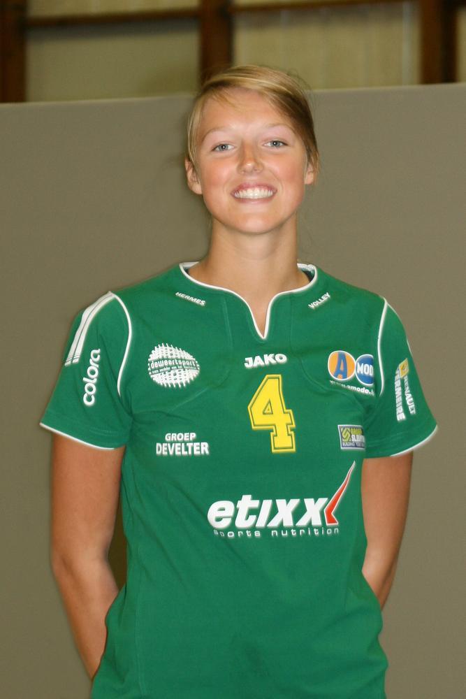 Nina speelde in het seizoen 2009-2010 al even bij Hermes, dat haar wegplukte bij VKt Torhout. Ze was toen amper 18 jaar.