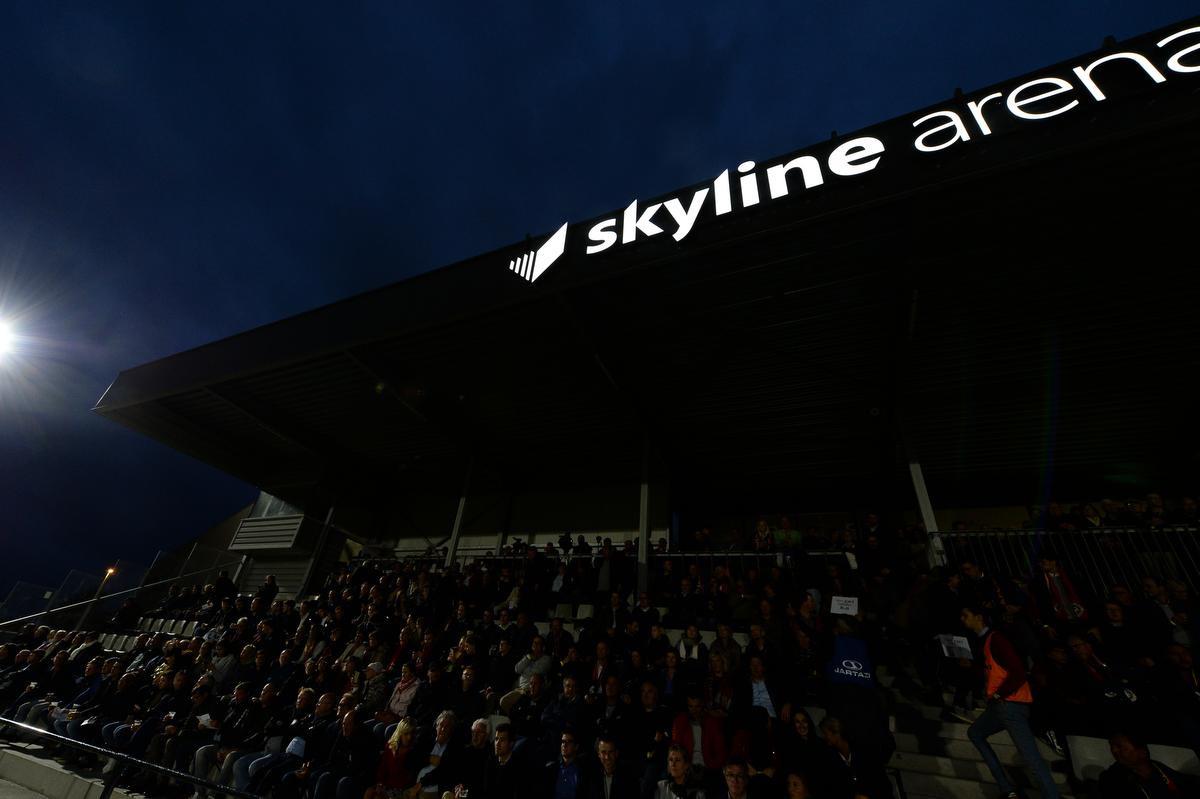 De verlichte Skyline Arena op de avond van Mandel United - KV Oostende.