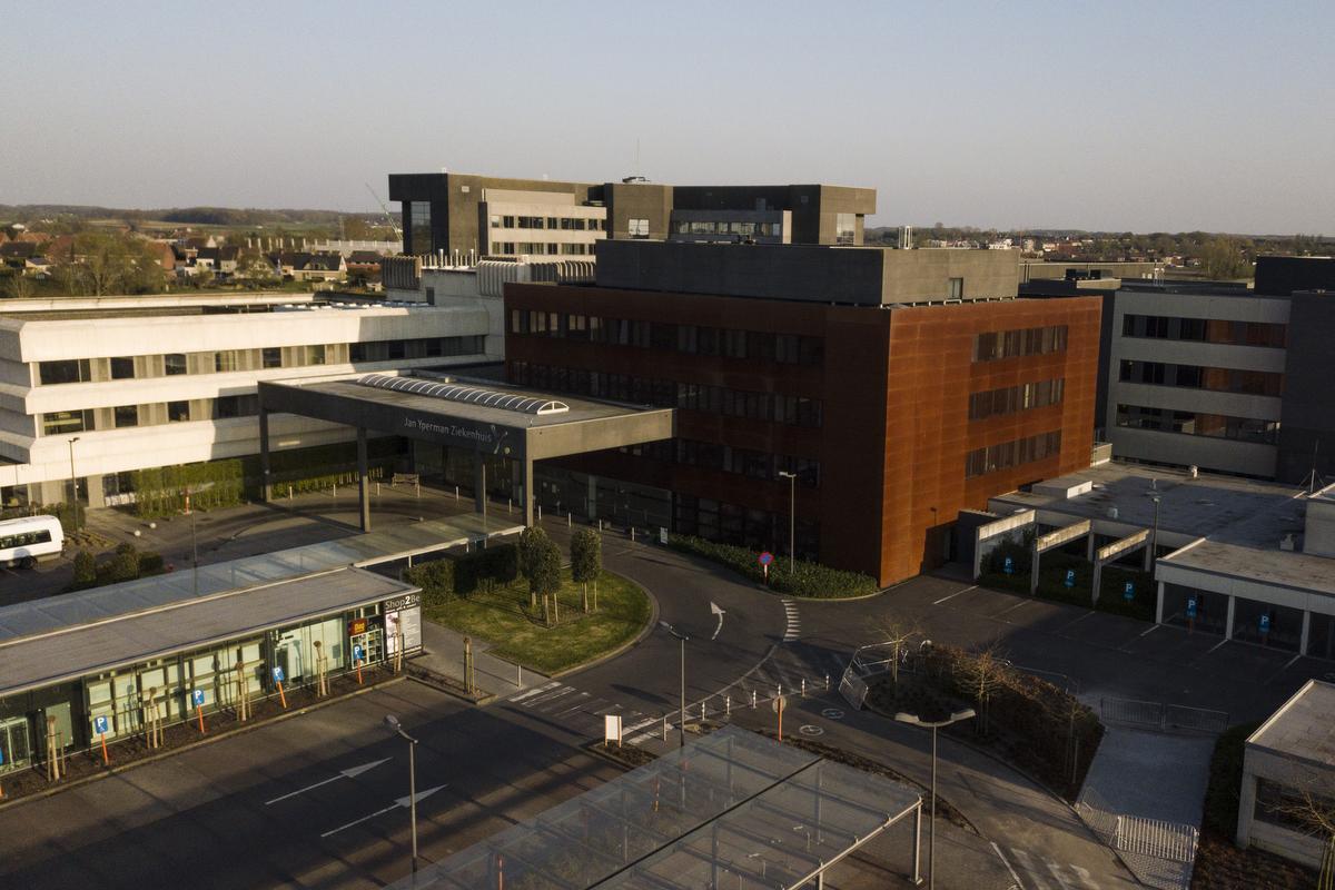 In het Jan Ypermanziekenhuis in Ieper gaan ze deze week van drie naar twee covidafdelingen. (foto Eric Flamand)
