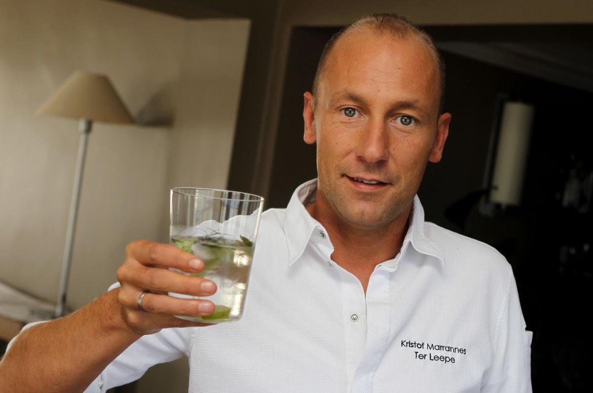 Kristof in betere tijden, met in zijn hand een gin tonic op basis van zijn eigen gin, gemaakt van kreeften. (Foto a-RN)