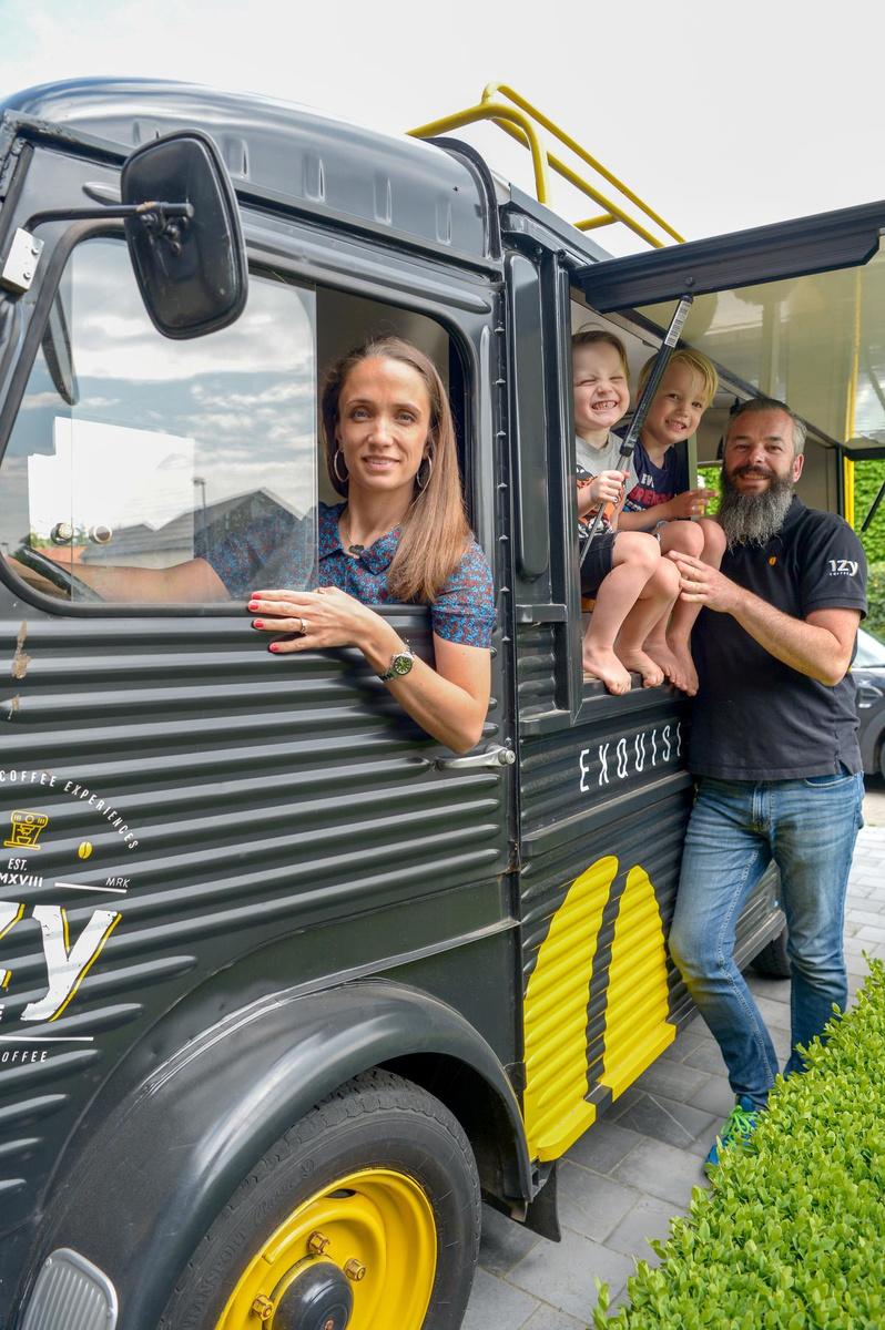 Larisa achter het stuur van de IzyCoffee-truck.