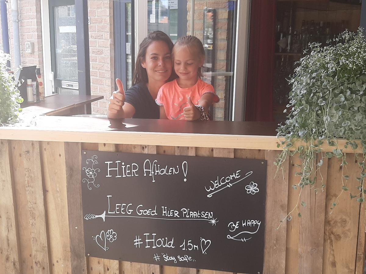 Ischa Vercauteren met haar bonusdochter Celien in haar nieuwe buitenbar aan café Bon'Aparte.