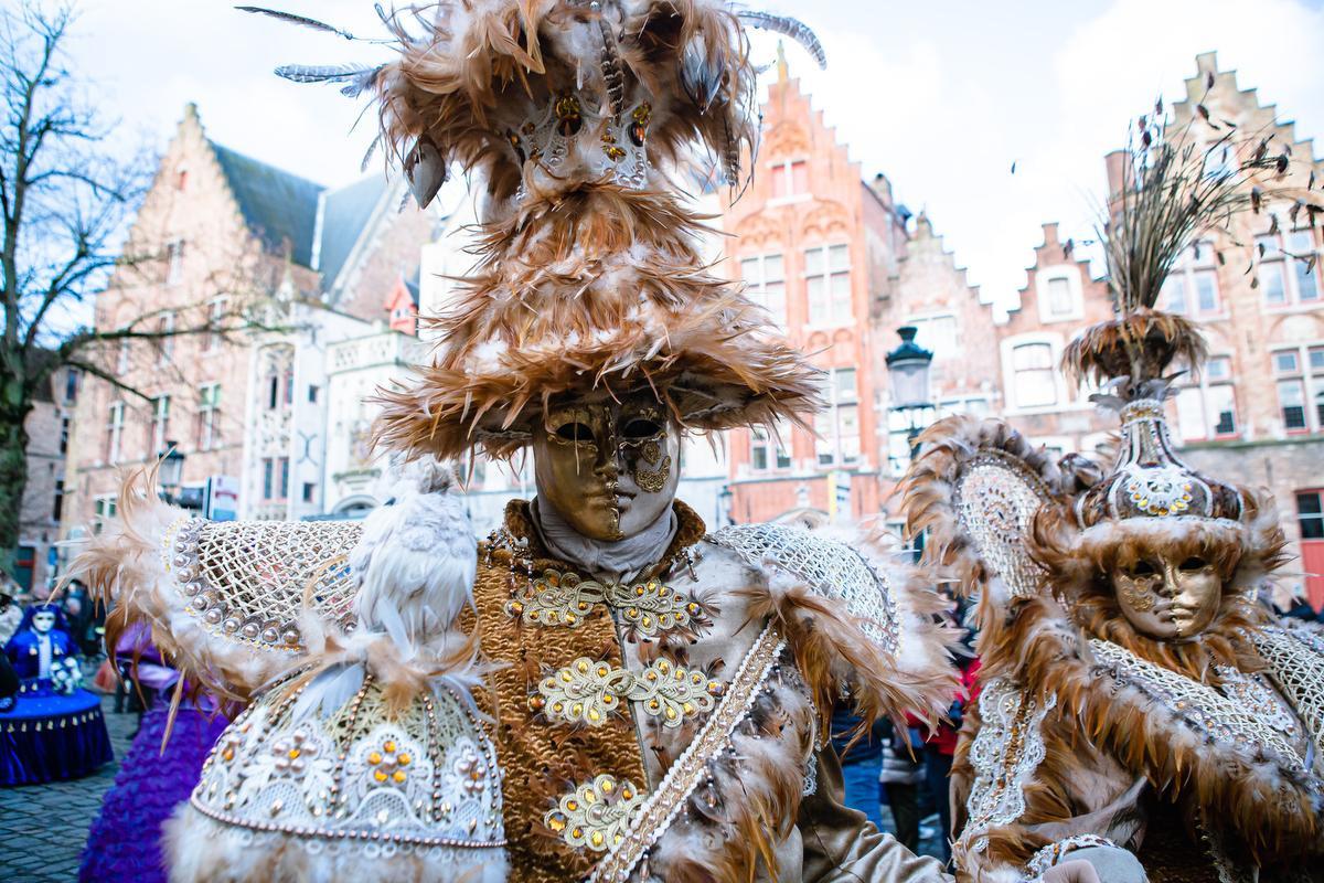 Costumés de Venise maken het mooie weer in Brugge