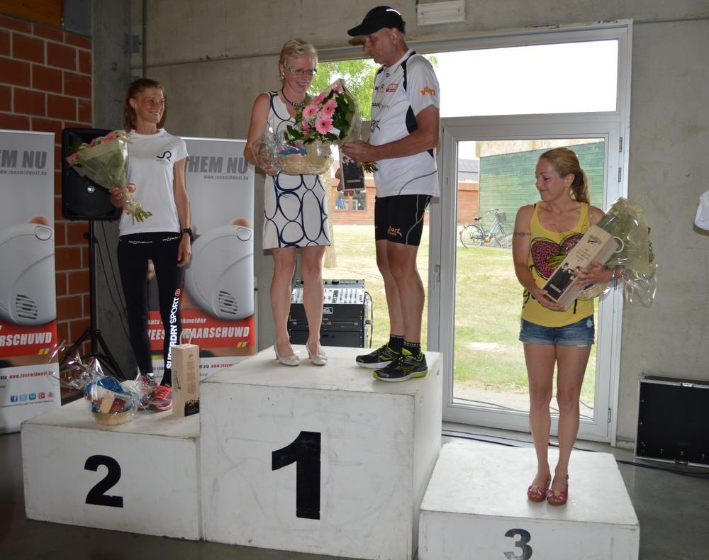 Het podium van de tien kilometer voor dames met links Annelies Lamote, centraal Hilde Hindryckx en rechts Ann Kristin Dyrkolbotn. De winnares ontvangt hier de bloemen uit de handen van Jef De Smedt, die Jan Van den Bossche speelt in de soap 'Familie'.