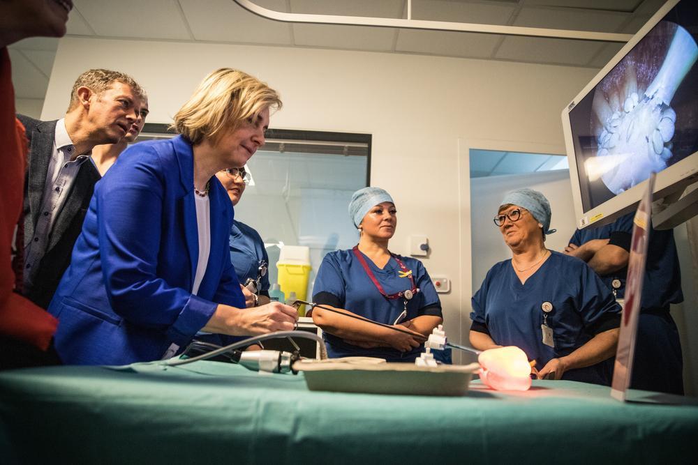 Het was geen gemakkelijke opdracht om een chirurgische ingreep uit te voeren op de paprika voor Vlaams minister Hilde Crevits.