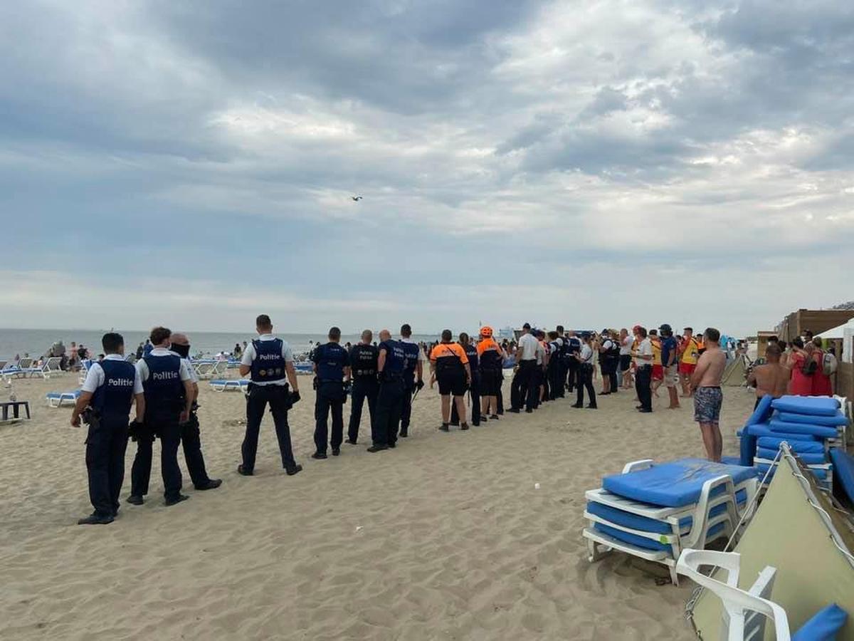 VIDEO Toeristen vallen politie aan op strand van Blankenberge