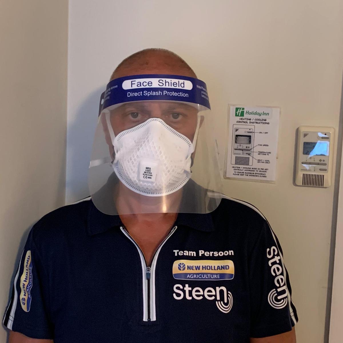 Filip Ryckier staat even model met het mondmasker dat de verzorgers van Delfine vanavond moeten opzetten.