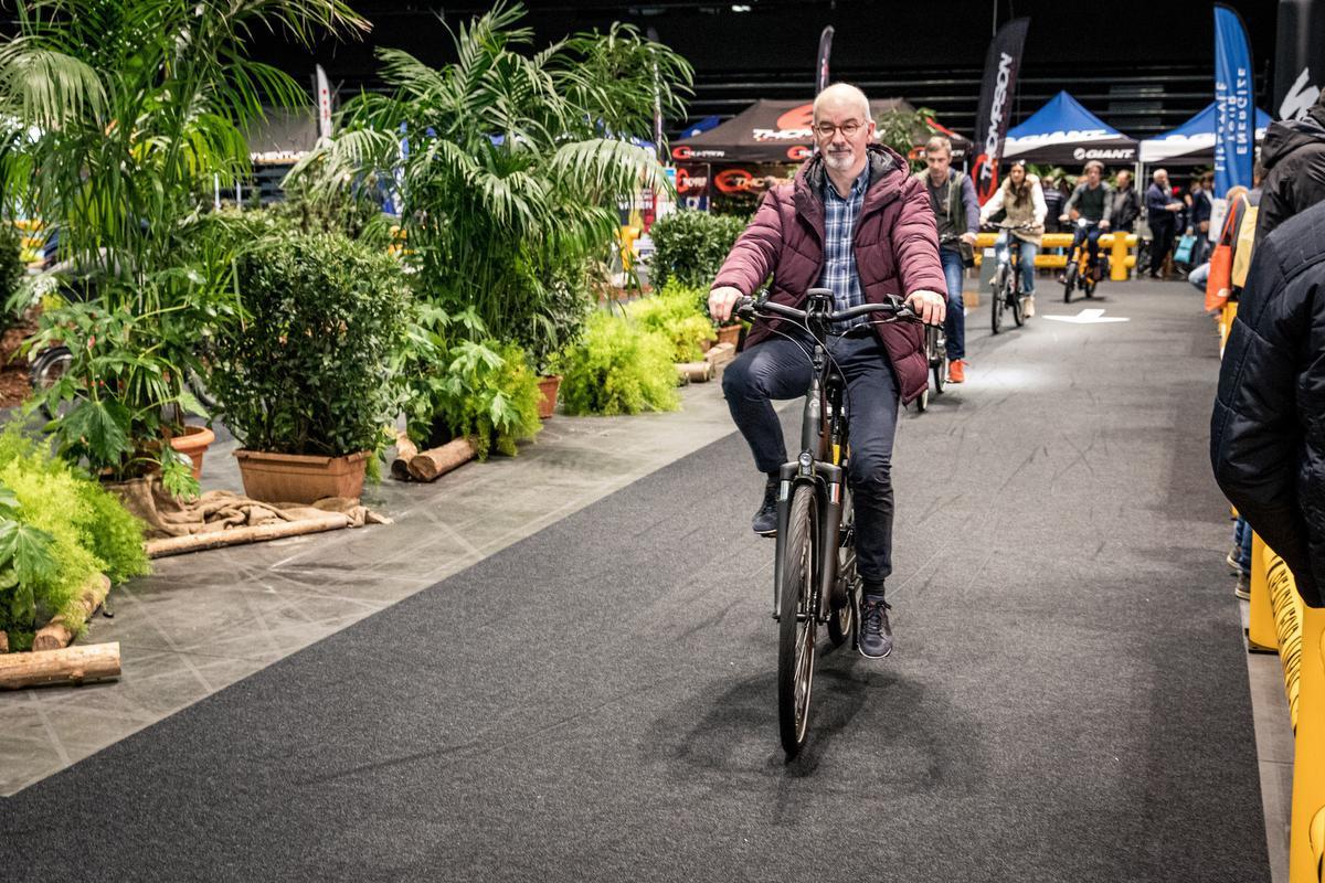 Geert Declercq test een van de e-bikes op het aangelegde parcours.