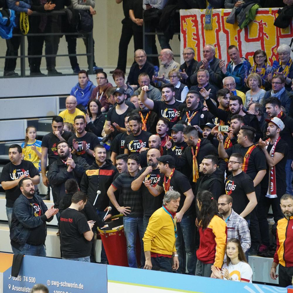 Galatasaray werd in Duitsland aangemoedigd door een dertigtal vurige fans.
