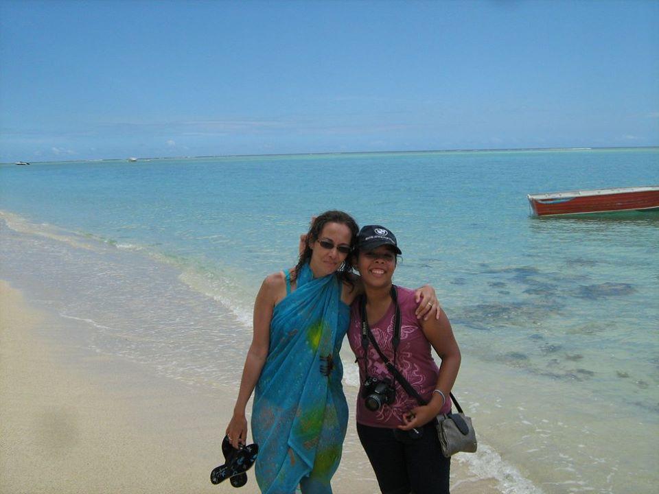 Natacha De Craemer samen met haar dochter Nazia bij een paradijselijk strand.