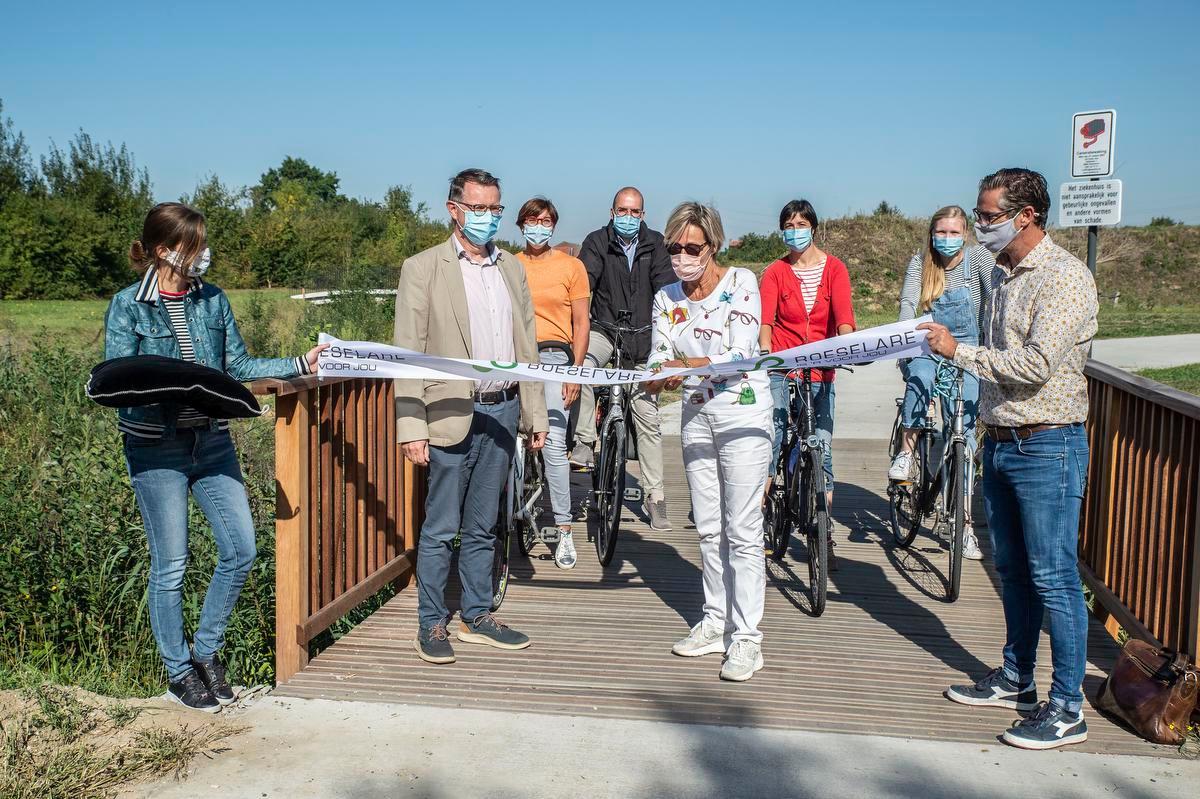 Dit brugje zorgt ervoor dat de fietspadverbinding tussen AZ Delta en Oekene gerealiseerd werd. Het werd maandag ook officieel geopend.