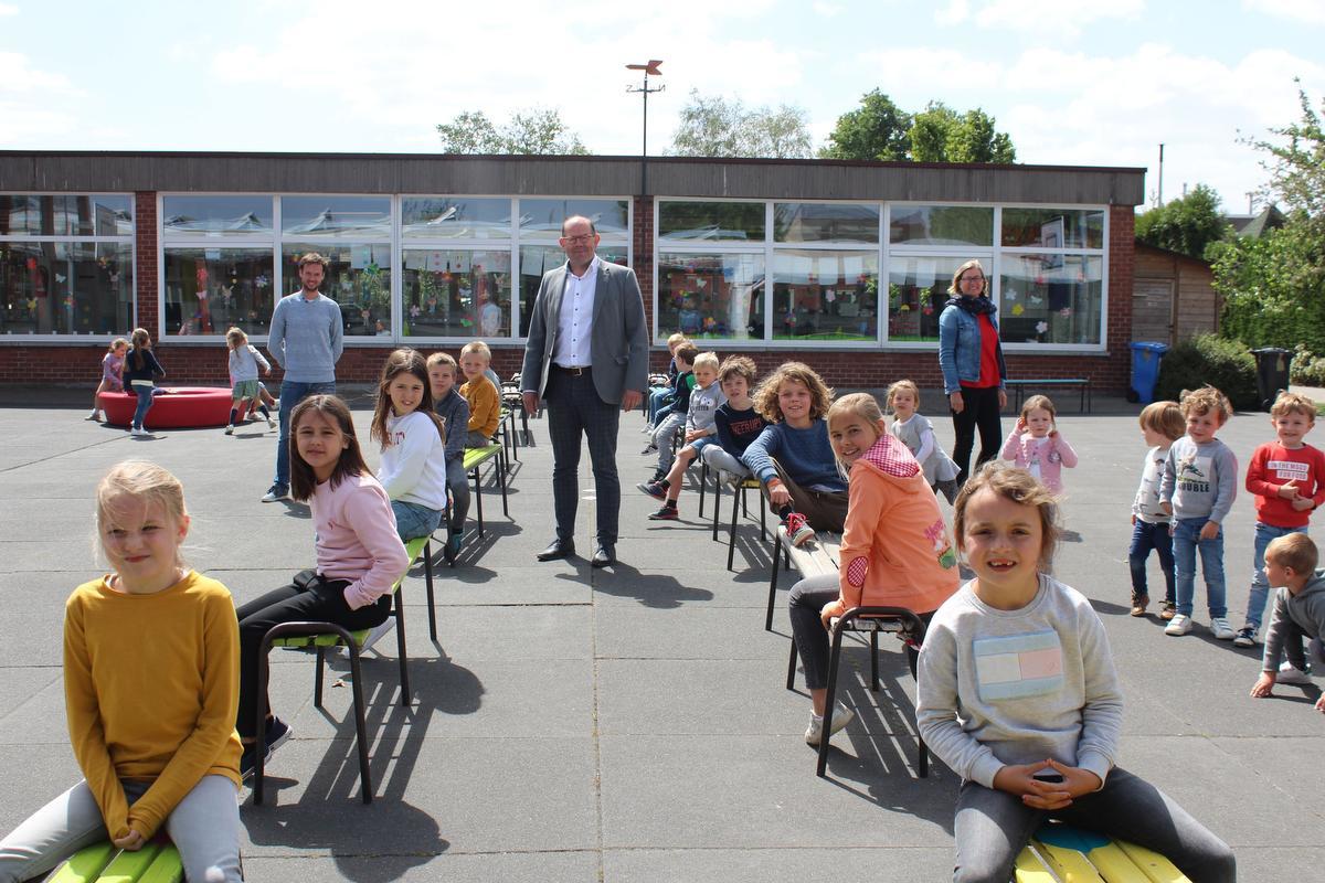 Coördinerend directeur Patrick Debel op de speelplaats van de vrije basisschool in Beveren-Leie die in twee grote blokken werd verdeeld.