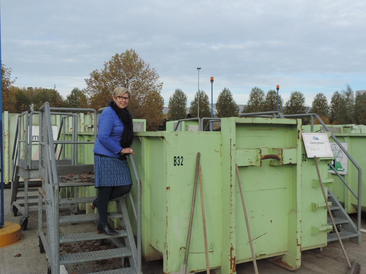 Schepen Magda Deprez in het recyclagepark.