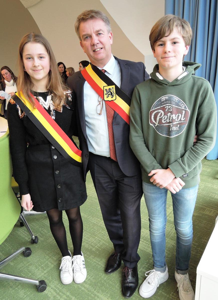Drie op een rij: burgemeester Jan de Keyser wordt geflankeerd door de nieuwe kinderburgemeester Hanne Vandenbussche en de uittredende kinderburgemeester Toon Claes.